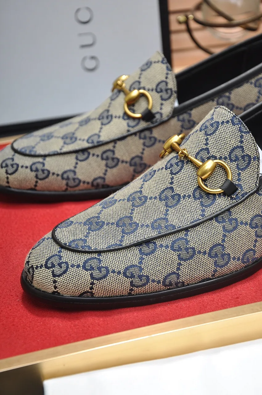 Men's shoes💰500💶Italy's top luxury men's shoe giant (GUCCI) (Gucci) (full cowhide lining) new arrival🍃Original European style🔰 Pleasant to the eye😍In order to make the shoes more durable and non-deformable🌀The production continues to follow traditional methods but there is still no lack of innovation💪Choose original sheepskin for the leather♻️ Smooth and natural And extra bright ⭐Made of imported cowhide, the first choice of rich people 38-45 (45 customized)